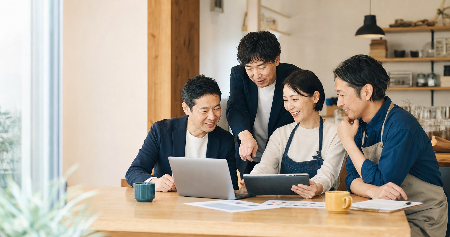 FC本部、加盟店、開発パートナーが同じ画面を見ながら改善を話し合う様子